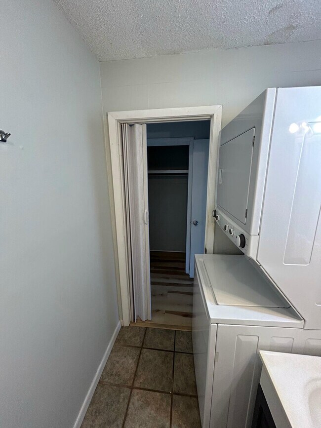 Building Photo - 302 Santa Rosa Blvd