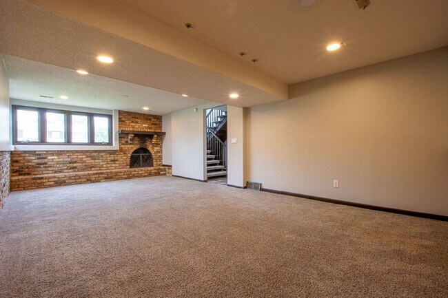 Building Photo - SPACIOUS 3 Bedroom / 2.5 Bath off 120th an...