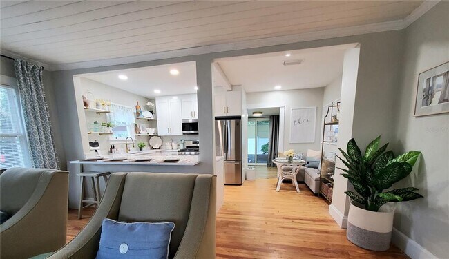 Building Photo - 410 N Oleander Ave