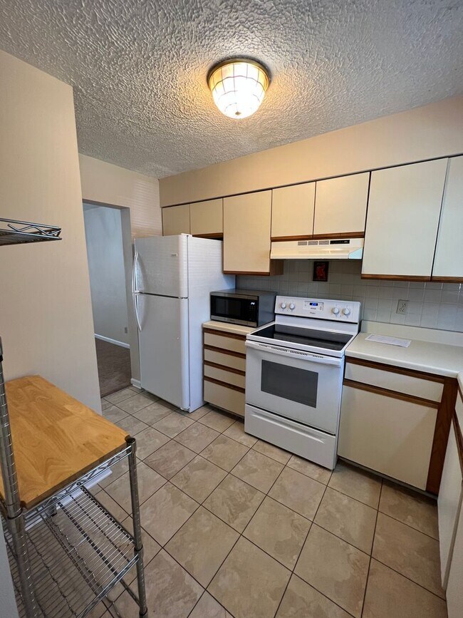 Building Photo - 2 Bedroom/1.5 bathroom townhouse for rent $1,300 month