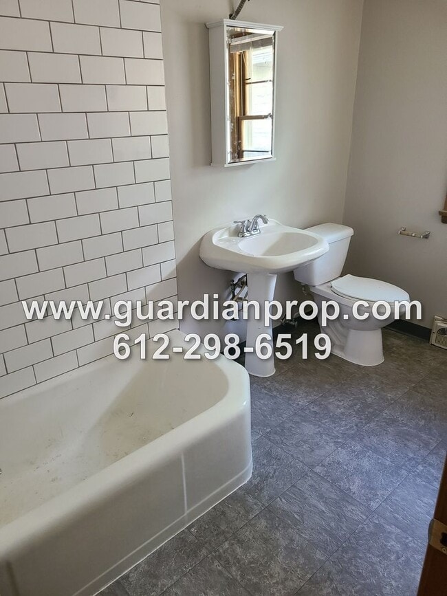 Building Photo - Updated House Near Hamline Available Septe...