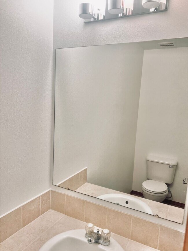 Building Photo - Enormous 4 Bed 2.5Bath + Bonus Room Great Lacey Neighborhood