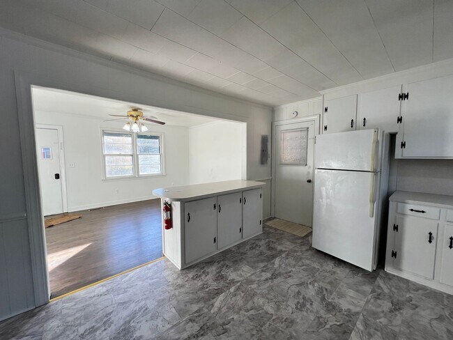 Building Photo - 3 Bed, 1 Bath, Brick Ranch with Attached Carport