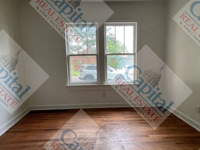 Building Photo - Spacious 3 Bedroom