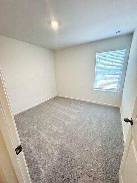 Building Photo - 502 Robson Dr