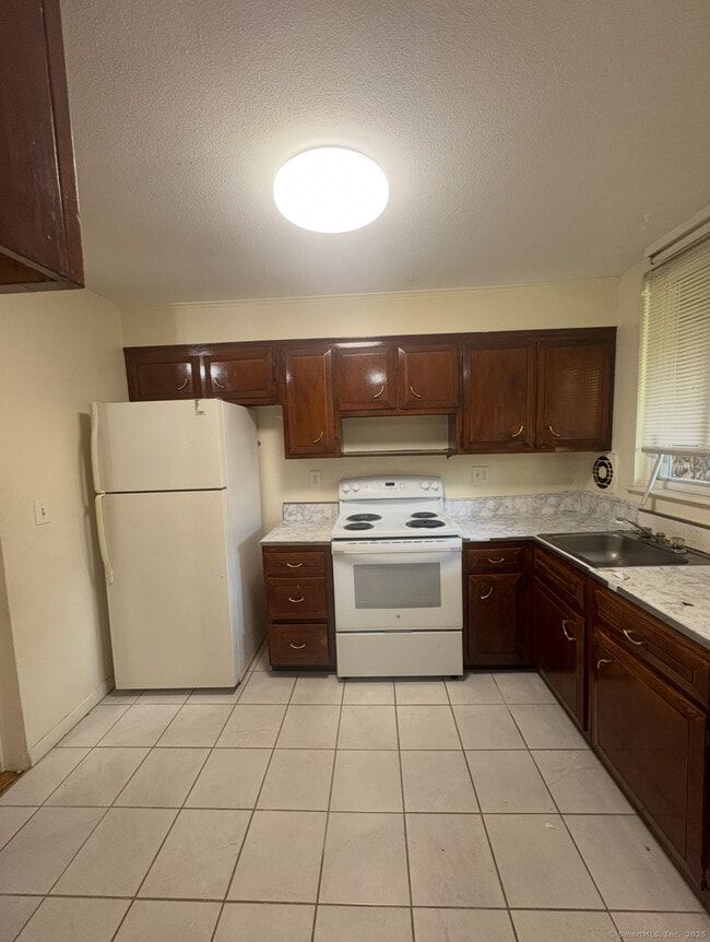 Building Photo - 492 Fountain St