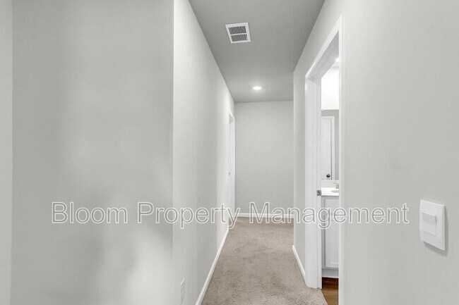 Building Photo - 205 Maple Hl Dr