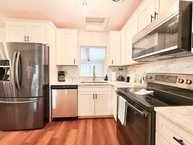 Building Photo - 904 15th St NE