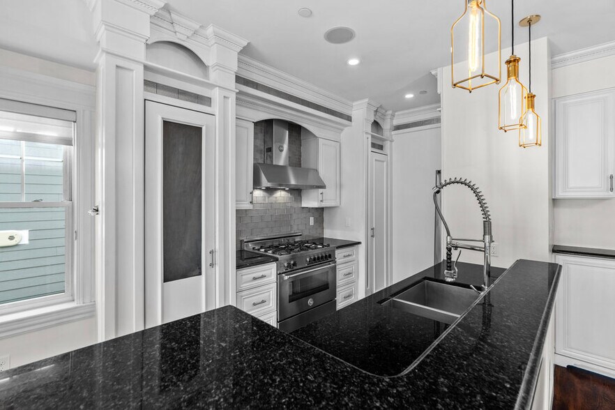 Building Photo - 161 Tudor St