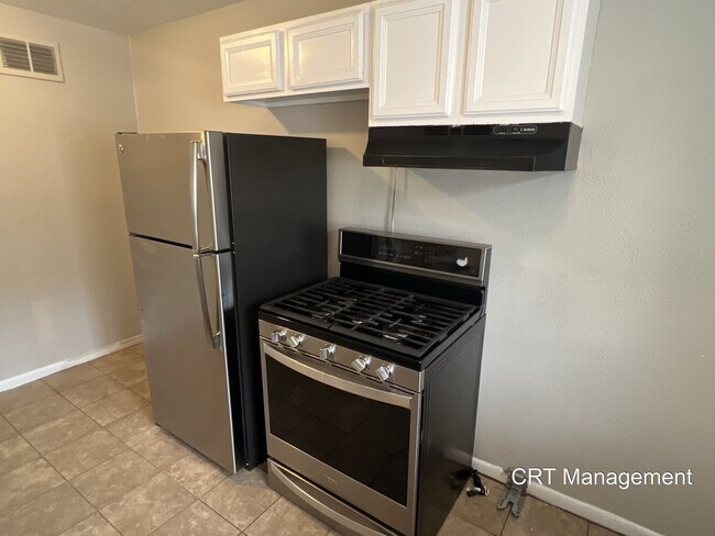 Building Photo - Freshly Updated 3-Bedroom, 1-Bathroom **Sp...