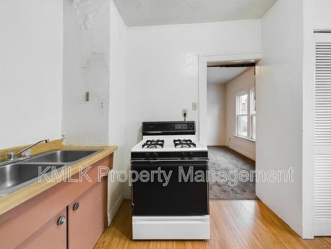 Building Photo - 539 Gage St