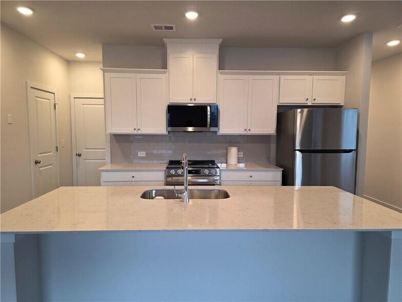 Building Photo - 1704 Harper Lily Ln