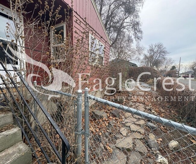 Building Photo - Spacious 3-Bedroom 2 bathroom Home with Great Mountain Views and Bonus Room!!