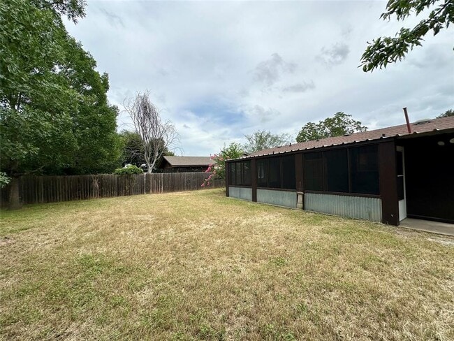 Building Photo - 208 E Lisa Dr