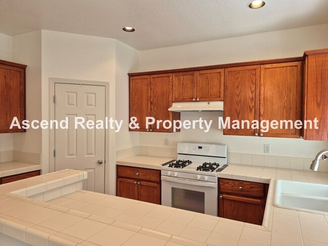 Building Photo - Available NOW! Updated in Arbor Roses 3Bed...