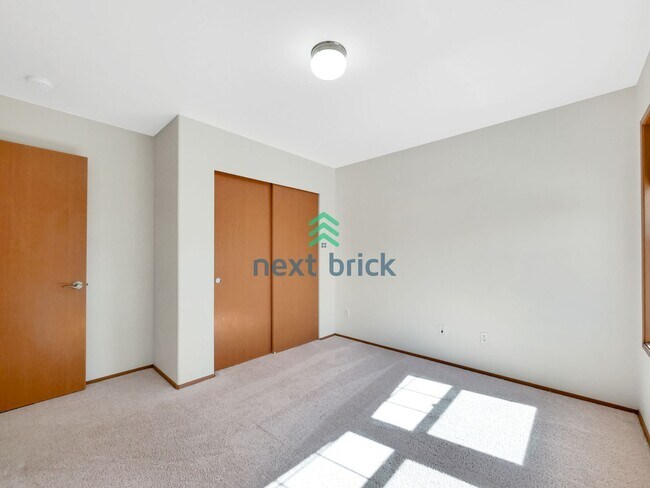 Building Photo - 4 Bed and 2.5 Bath Single-family Home is A...