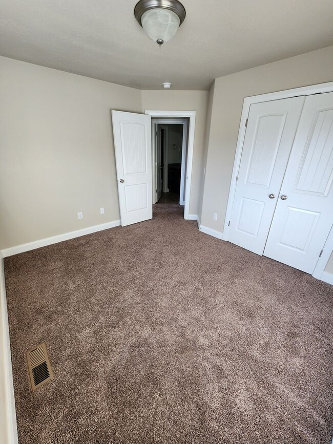 Building Photo - Charming 3 Bedroom Townhome in Cedar City