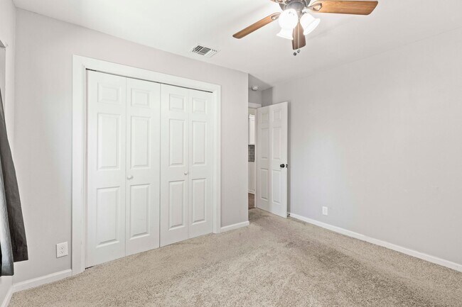 Building Photo - Fully renovated home close to downtown