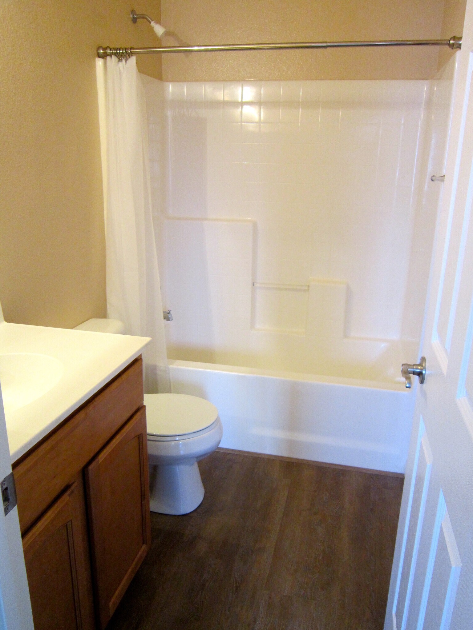 GUEST BATHROOM - 285 Reef Point Way