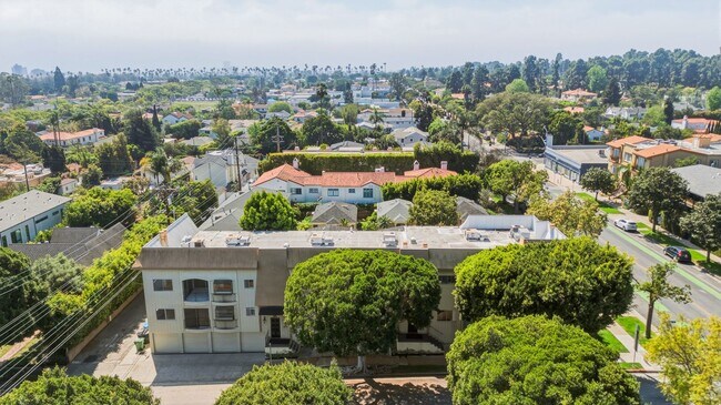 Building Photo - HUGE 2 bed 2 bath in Prime Santa Monica!