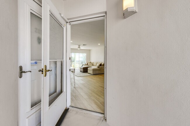 Building Photo - 755 Saturn St