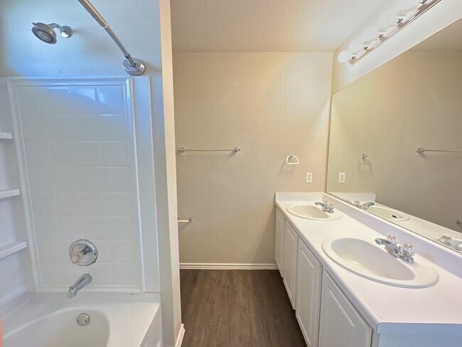 Building Photo - 1000 Bluff Meadow Cove