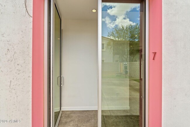 Building Photo - 1337 E Polk St