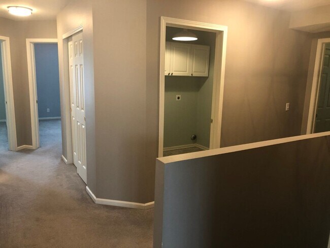 Building Photo - Large Home in Papillion For Rent!