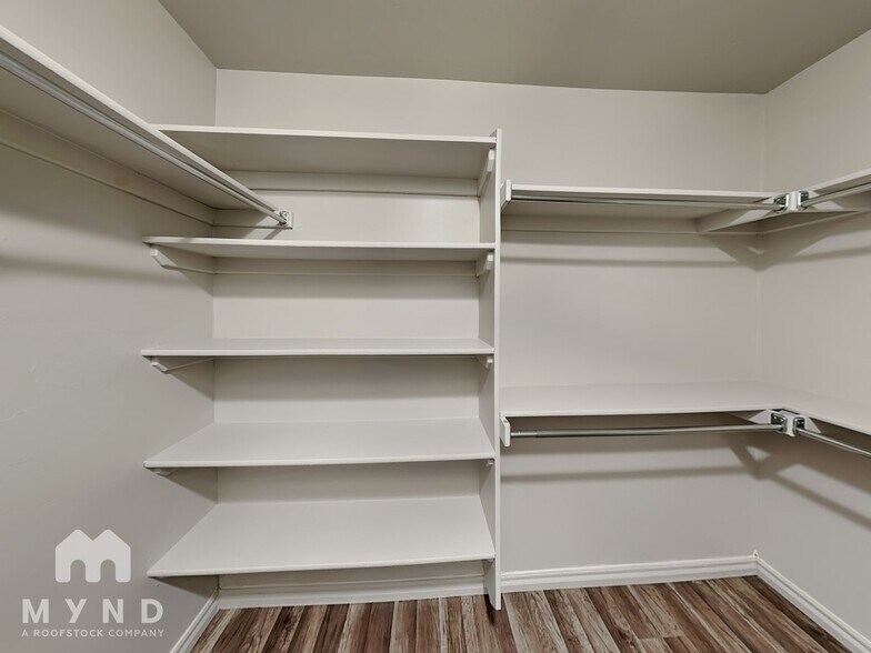 Building Photo - 3204 Valley Hollow