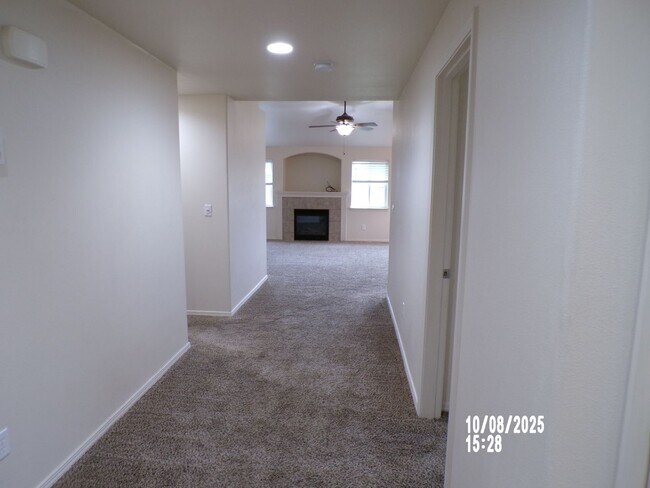 Building Photo - Spacious 3 bed 2 bath private cul-de-sac