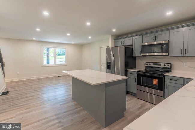 Building Photo - 248 Penncrest Dr