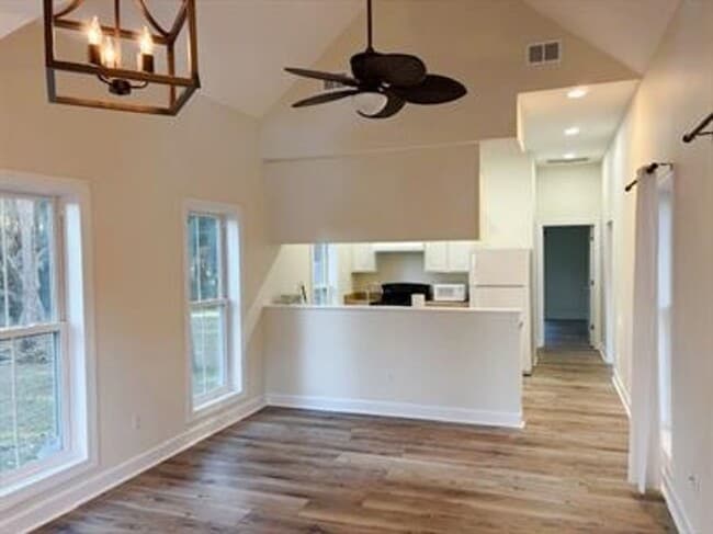 Building Photo - ***BEAUTIFUL QUAINT HOME NEAR MAYRIVER***