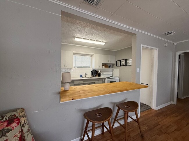 Building Photo - Furnished Short Term Rental