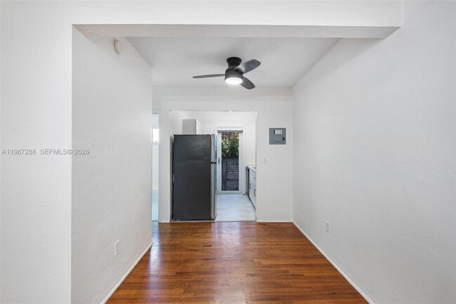 Building Photo - 428 Collins Ave