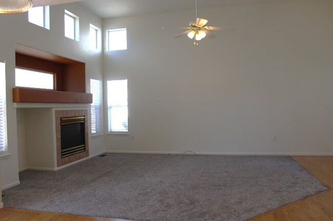 Building Photo - Beautiful 3 BR/2 1/2 BA Home in Highlands Ranch!