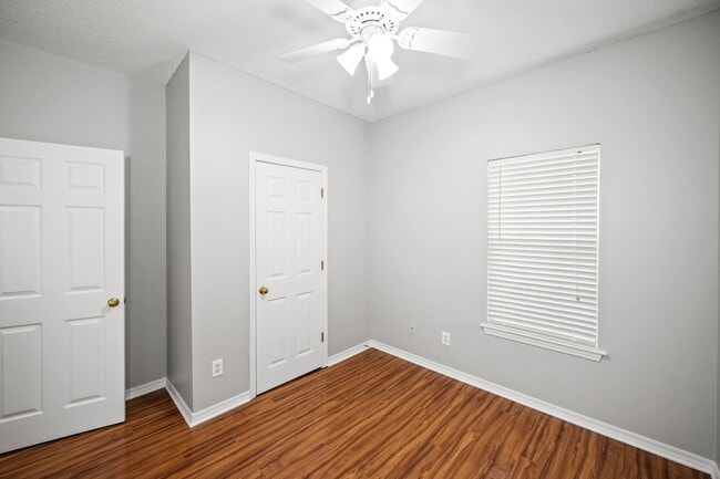 Building Photo - Great find in Foley Complex!