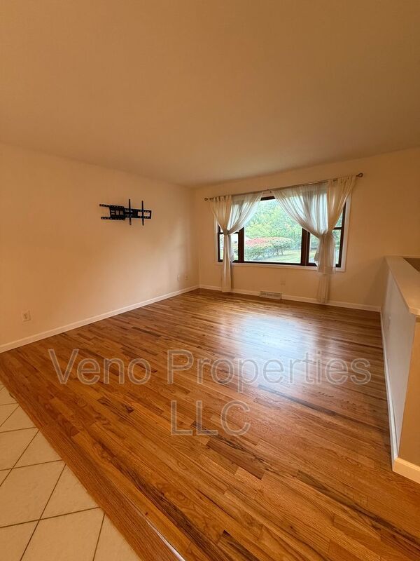 Building Photo - 5 Barkwood Ln