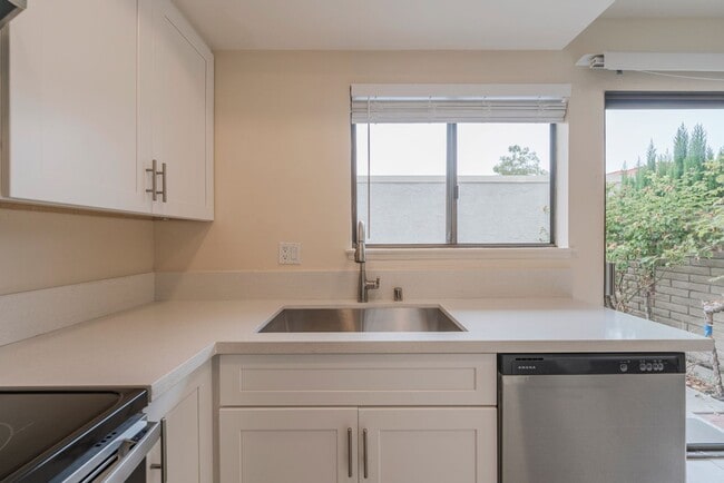Building Photo - RPV Remodeled 2 bed 3 bath townhome in gat...