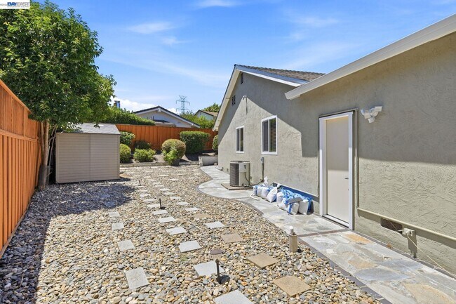 Building Photo - 325 Goshen Ct