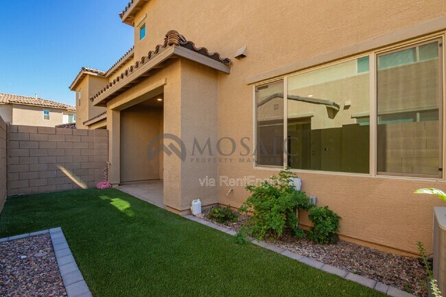 Building Photo - 680 E Ginko Ave