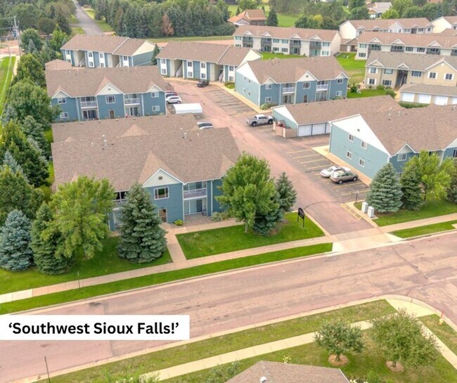 Building Photo - 2 BD, BOTTOM LEVEL, NO STEPS, IN UNIT WASH...