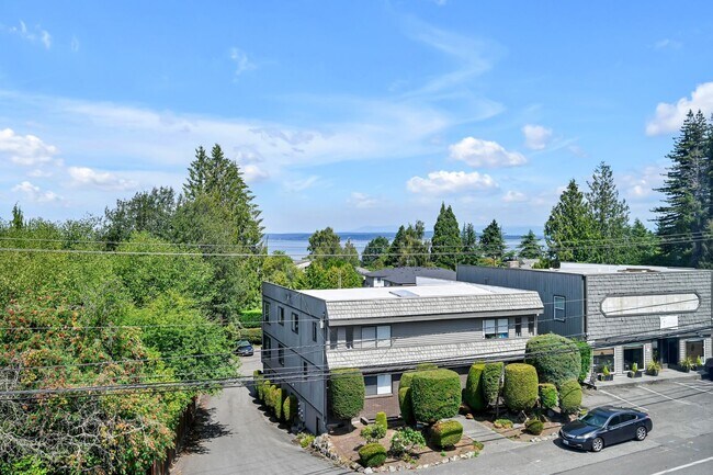 Building Photo - 4 Bed 3 Bath Townhouse for Rent!