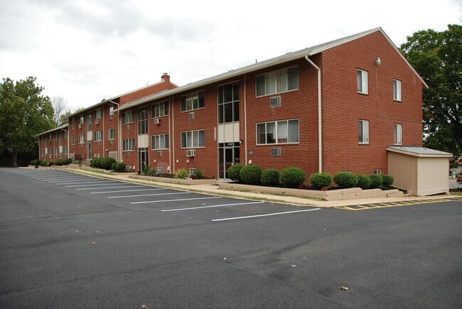 Building Photo - 2332 Glendale Terrace