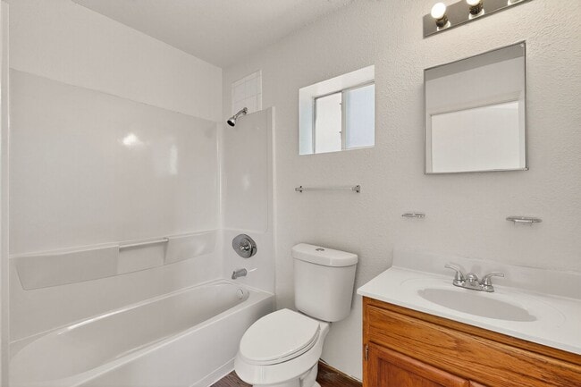 Building Photo - 4 bedroom 2.5 bath home in East El Paso!