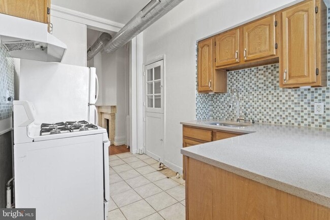 Building Photo - 328 S 15th St