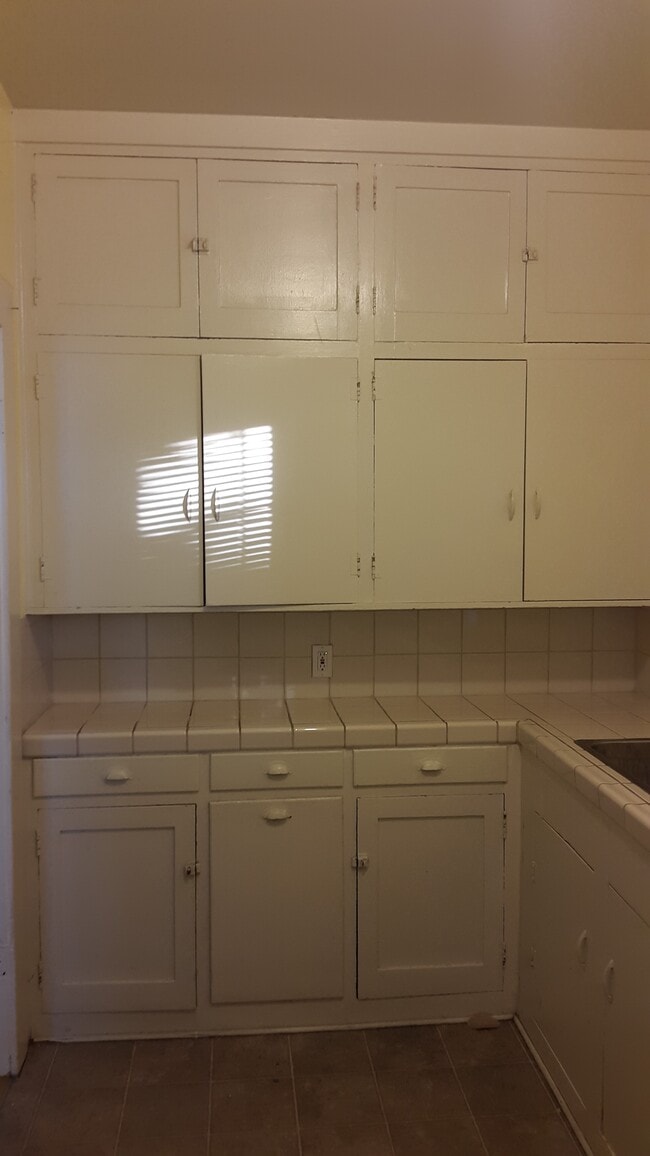 Building Photo - 325 E Saint James St