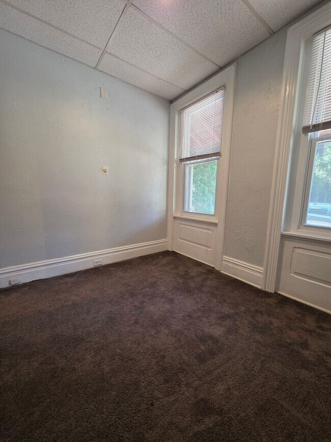 Building Photo - 1420 N Van Buren St