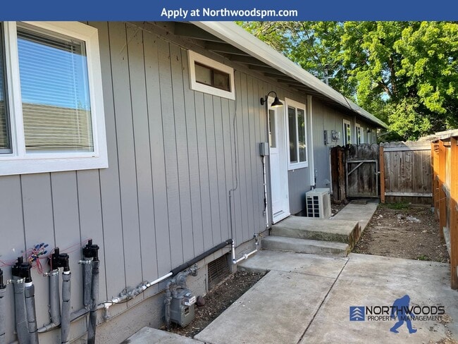 Building Photo - Very Nice-Recently Remodeled 2 Bedroom 1 B...