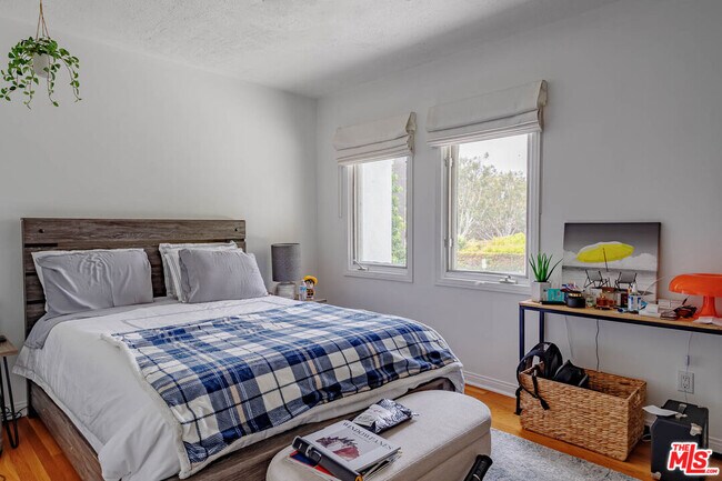 Building Photo - 508 N Canon Dr