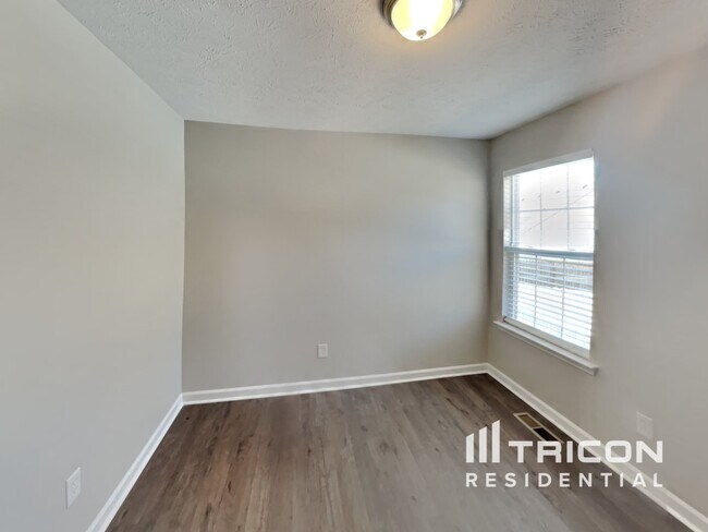 Building Photo - 275 Iris Dr